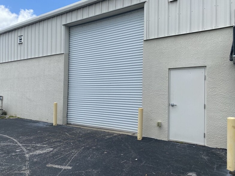 More Photos Of 2035-2047 Global Ct, Sarasota Warehouse For Lease