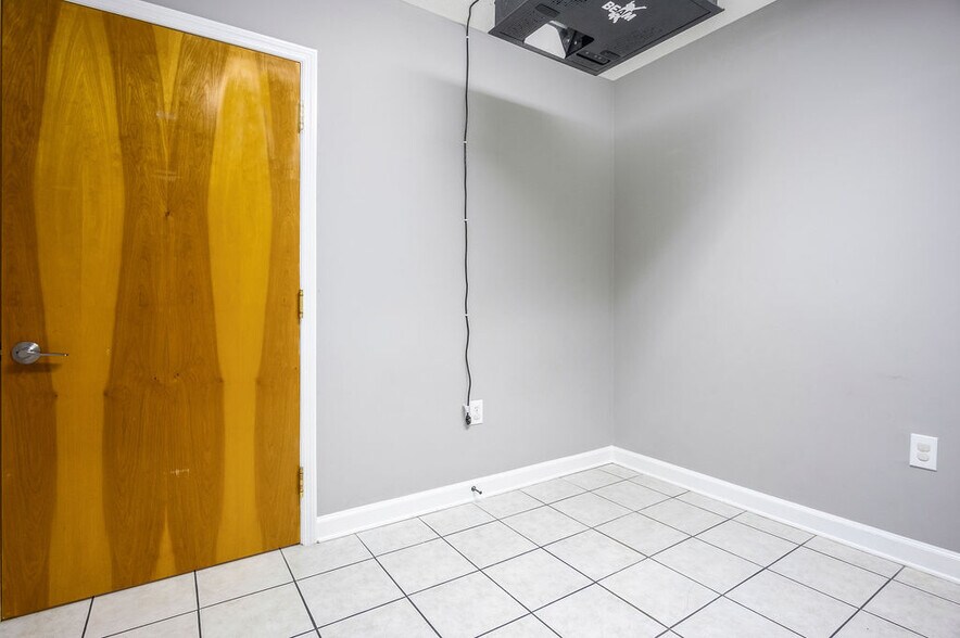 More Photos Of 217-219 Station St, Jacksonville Medical For Lease