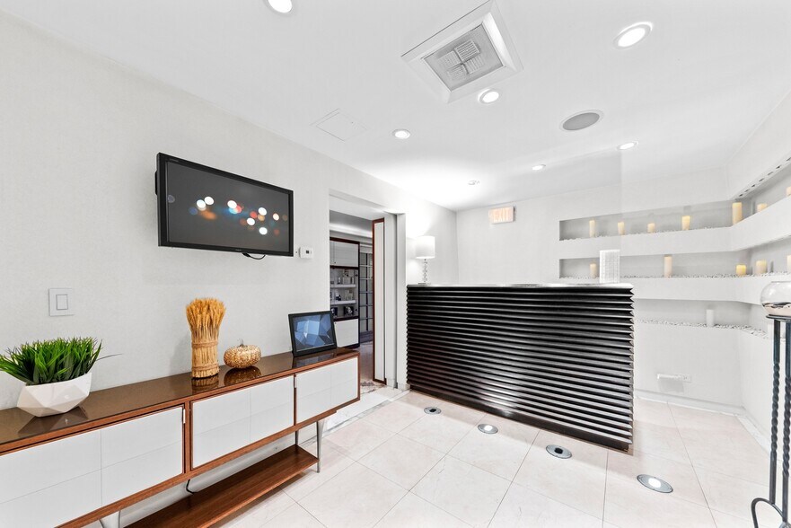 More Photos Of 330 W Frontage Rd, Northfield Medical For Lease