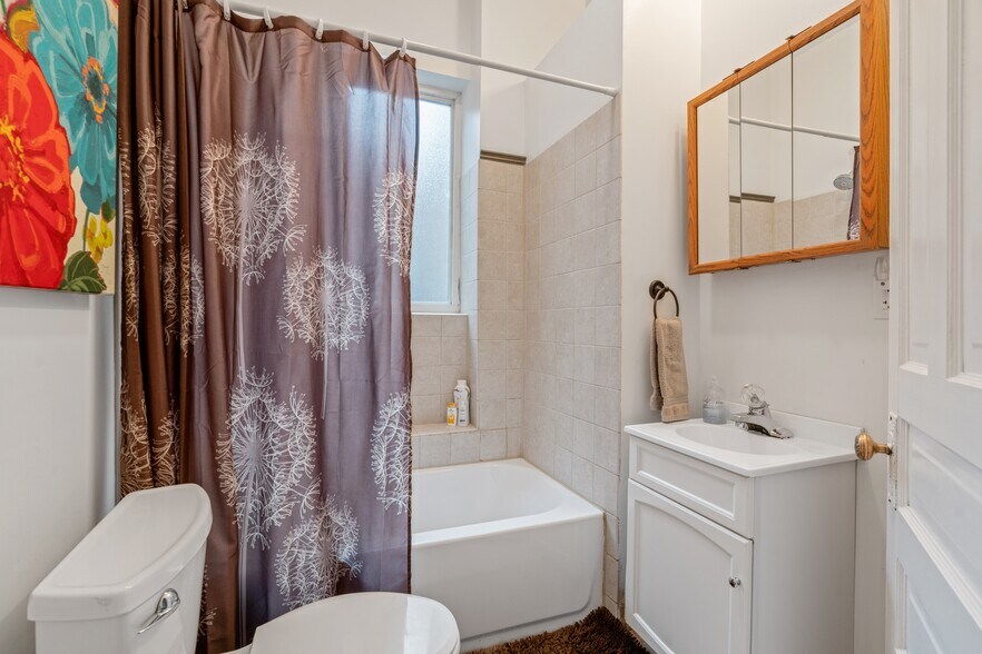 More Photos Of 3801-3809 N Clark St, Chicago Restaurant For Sale