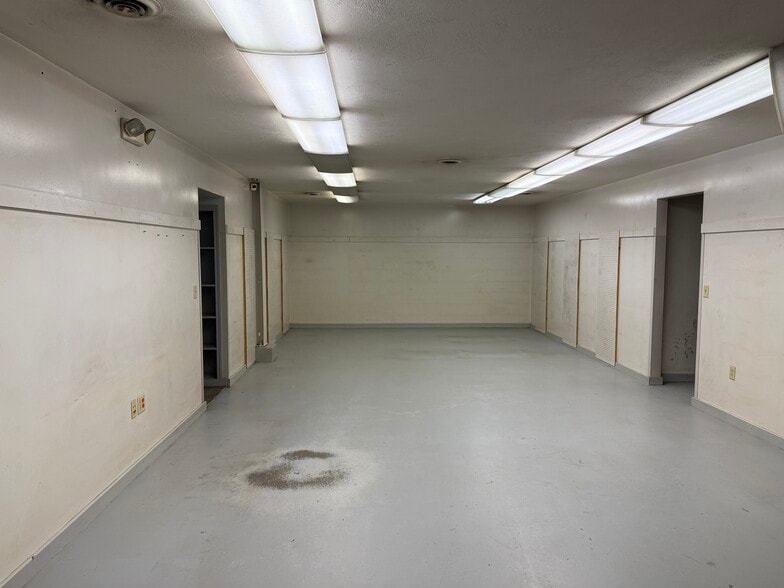 More Photos Of 327 Ashland Rd, Mansfield Showroom For Lease