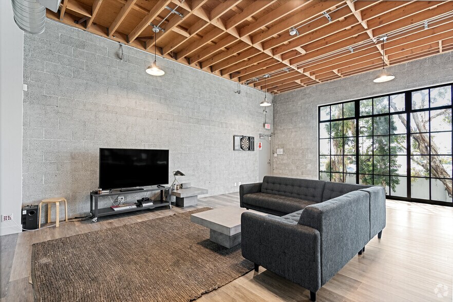 More Photos Of 2011 Pontius Ave, Los Angeles Loft Creative Space For Lease