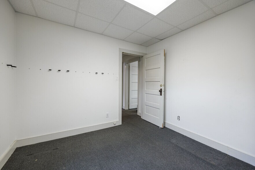 More Photos Of 217 E Williamsburg Rd, Sandston Office For Sale