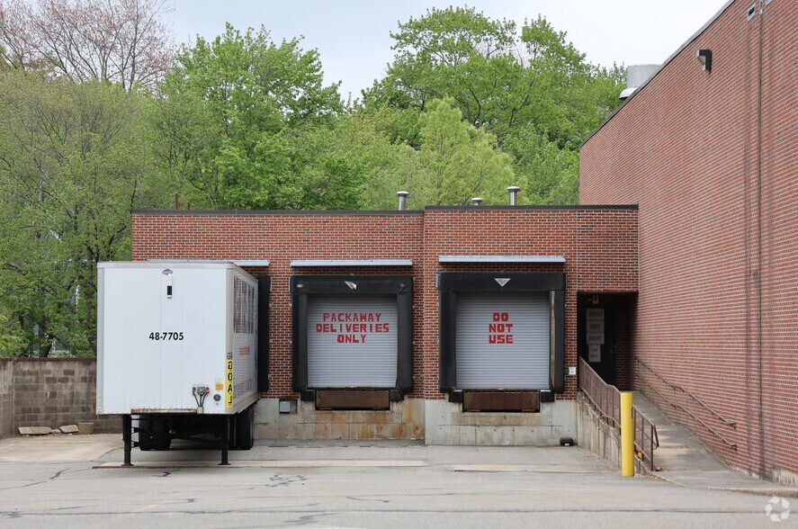 More Photos Of 97 Main St, North Reading Supermarket For Sale