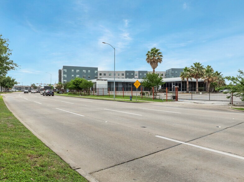 More Photos Of 6430 Hillcroft Ave, Houston Office For Sale