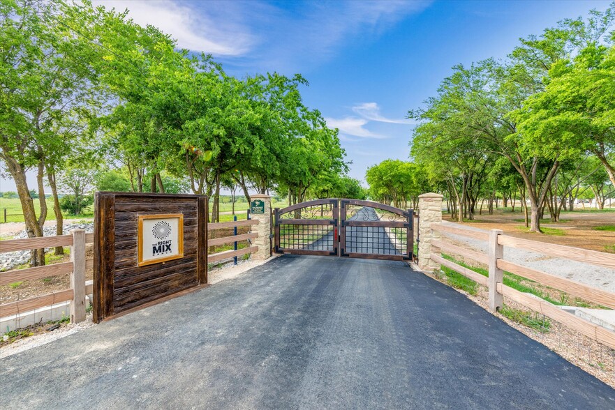 Primary Photo Of 1000 County Road 904, Joshua Golf Course Driving Range For Sale