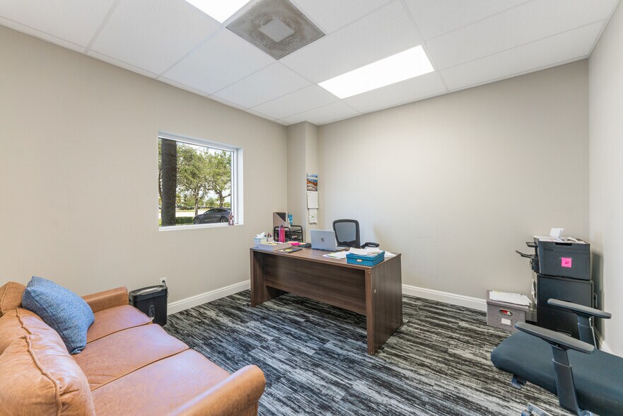 More Photos Of 1501 Sarasota Center Blvd, Sarasota Warehouse For Lease