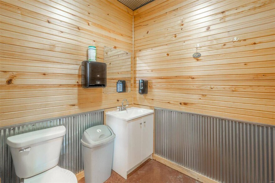 More Photos Of 307 E State St, Delta Flex For Sale