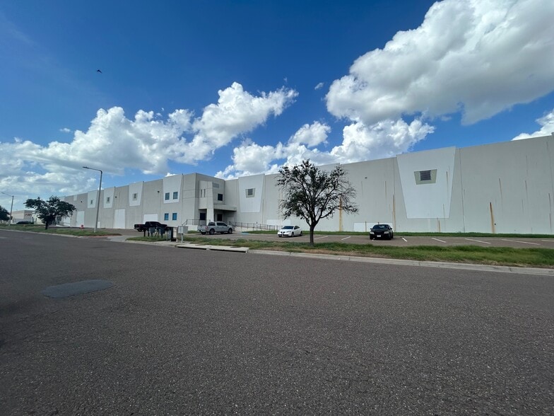 More Photos Of 13101 Spivey Dr, Laredo Industrial For Lease