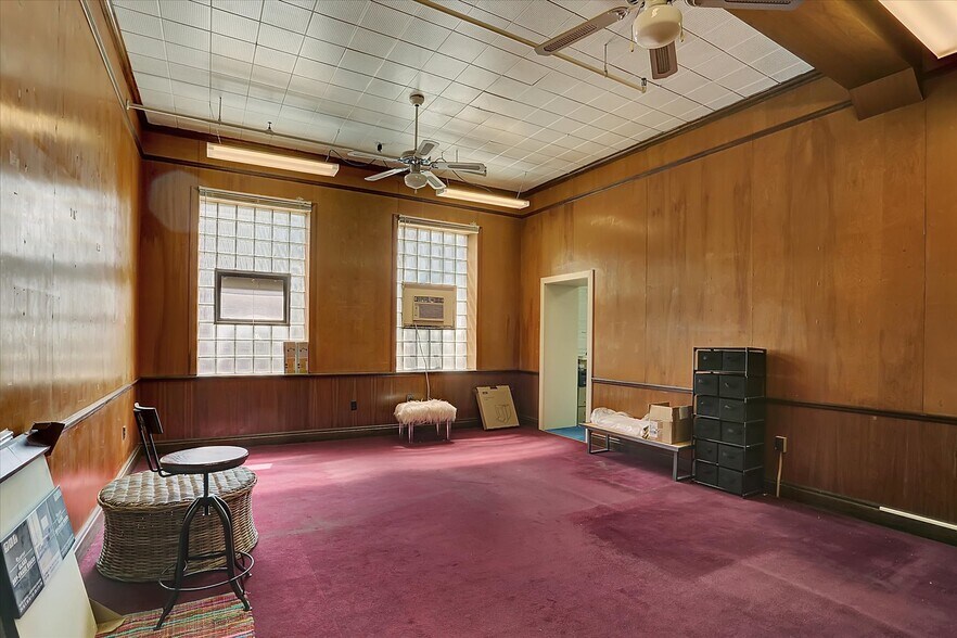 More Photos Of 701 E Hay St, York Warehouse For Lease