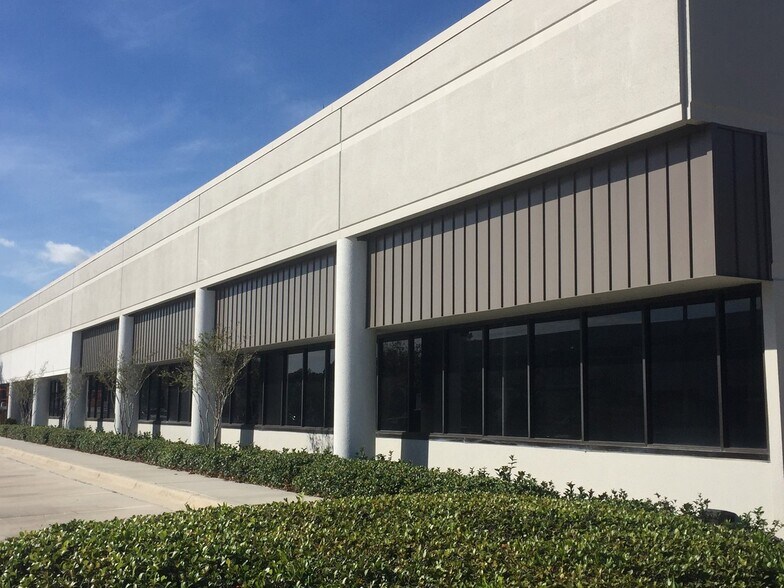 More Photos Of 8605 Largo Lakes Dr, Largo Warehouse For Lease