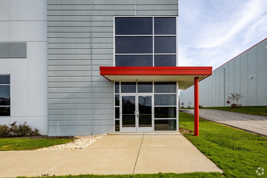 More Photos Of 2450 Sweeney Dr, Clinton Warehouse For Lease