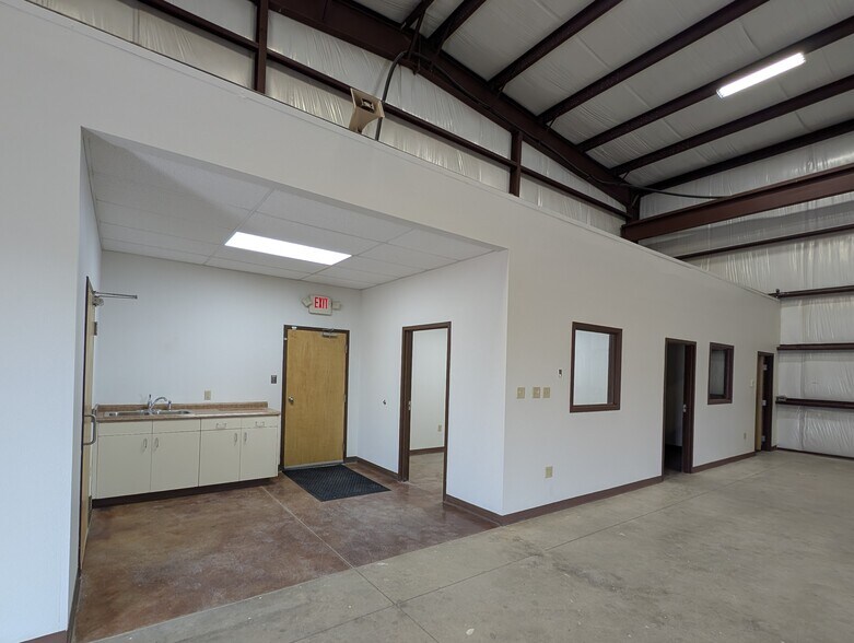 More Photos Of 2605 S County Road 1242, Midland Warehouse For Lease
