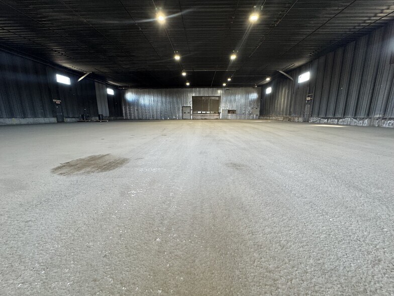 More Photos Of 50 Av 10E, Louiseville Industrial For Lease