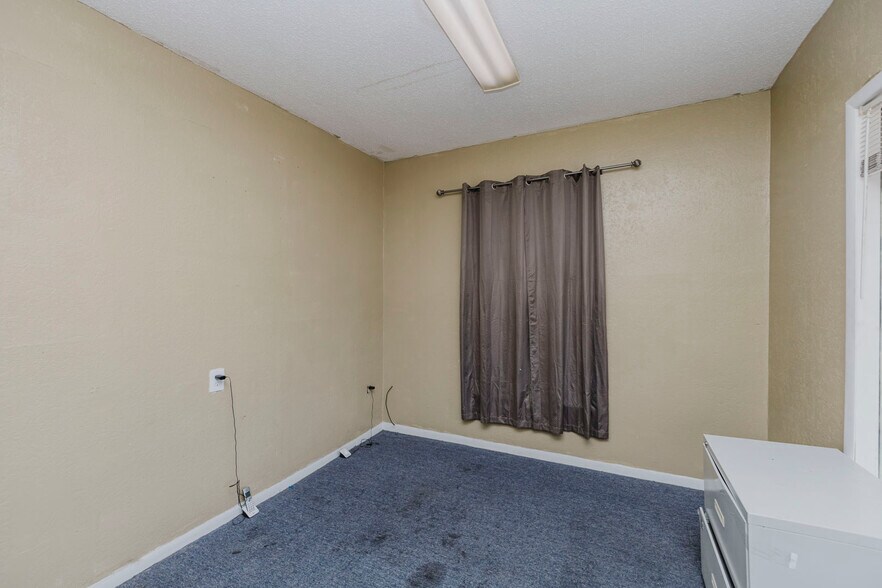 More Photos Of 2013 S Broadway St, Wichita Auto Dealership For Sale