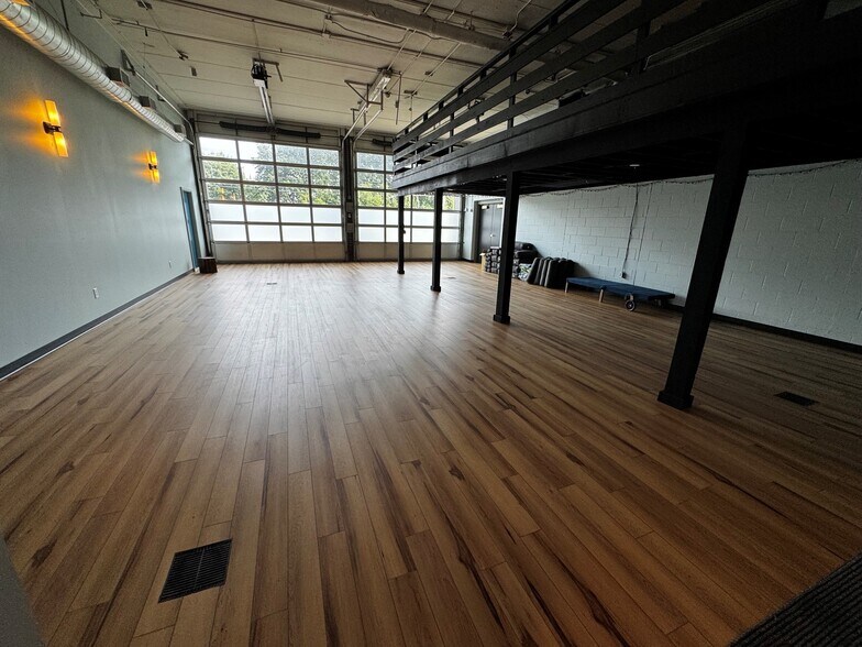 More Photos Of 70 Ridge Rd, Ontario Showroom For Lease