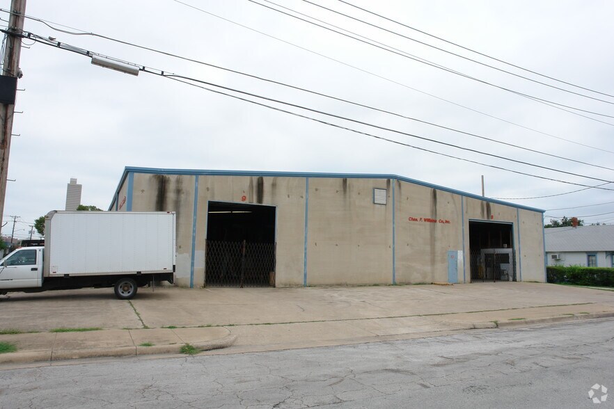 More Photos Of 828 W Broadway Ave, Fort Worth Warehouse For Lease