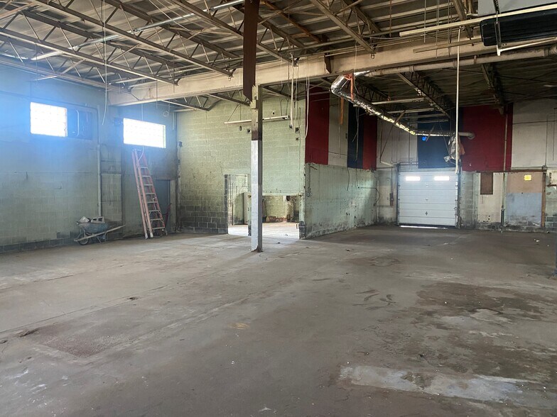 More Photos Of 195 Freight St, Waterbury Bar For Sale