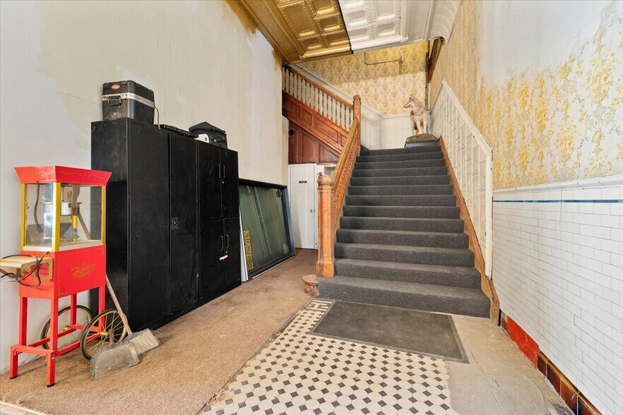 More Photos Of 301 Victor Ave, Victor Hotel For Sale