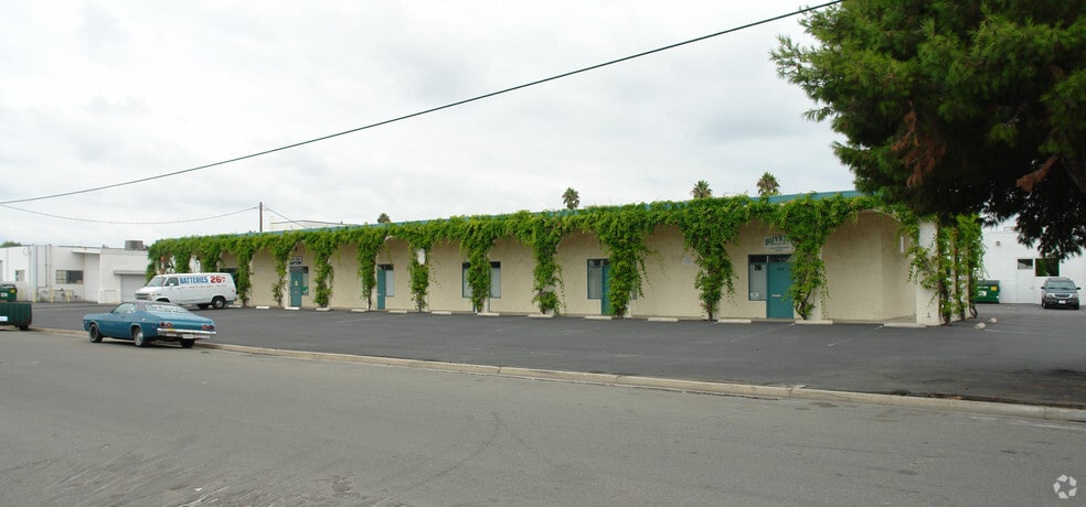 More Photos Of 208-218 Via El Centro, Oceanside Light Manufacturing For Lease