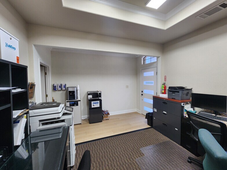 More Photos Of 2125 Martin Dr, Bedford Medical For Sale