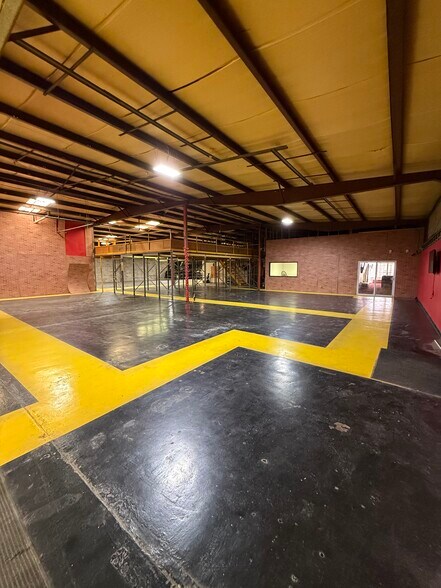 More Photos Of 160 W Mallory Ave, Memphis Industrial For Sale