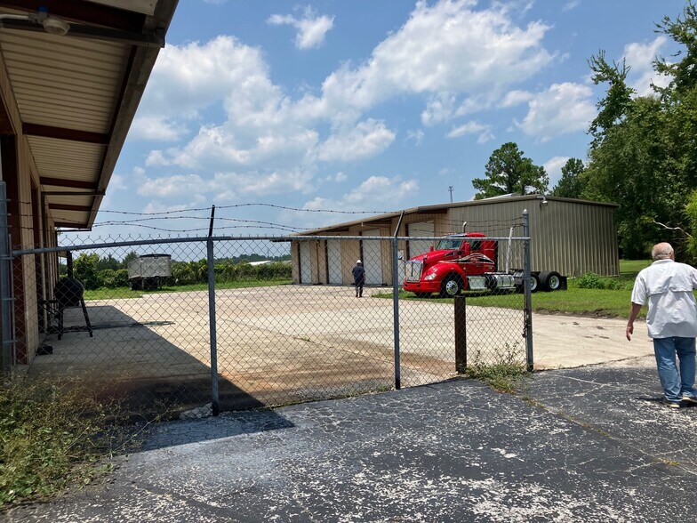 More Photos Of 685 NW Waldo St, Lake City Auto Repair For Lease