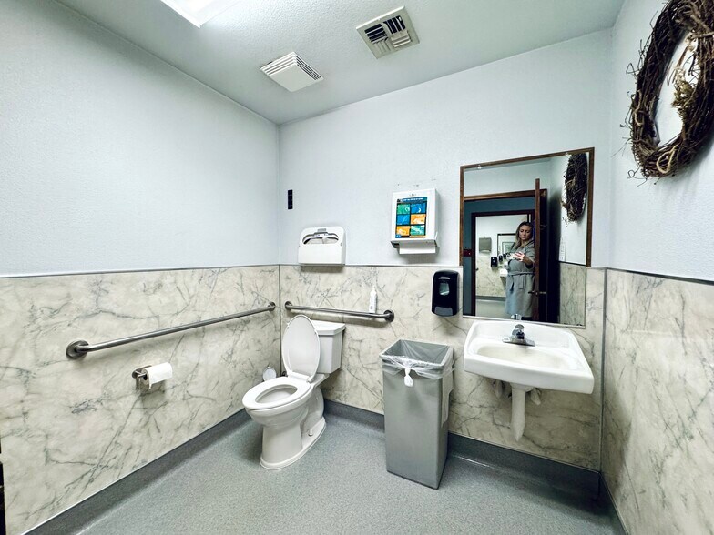 More Photos Of 2036 Railroad Ave, Redding Office For Sale