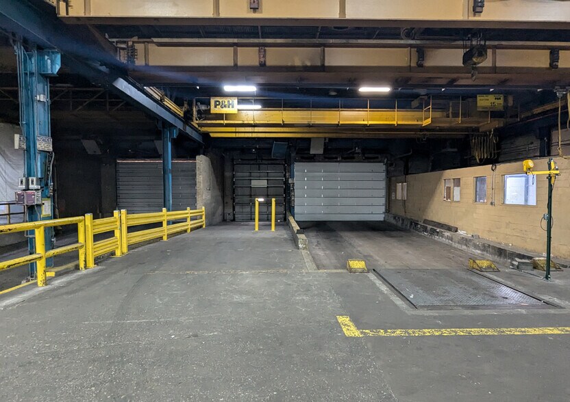 More Photos Of 4850 S Kilbourn Ave, Chicago Manufacturing For Lease