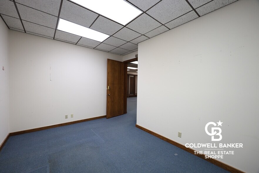 More Photos Of 911 N Main St, Garden City Office For Sale