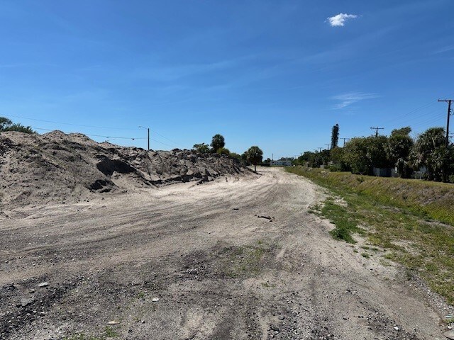 More Photos Of 1400-1480 W Blue Heron Blvd, Riviera Beach General Retail For Lease