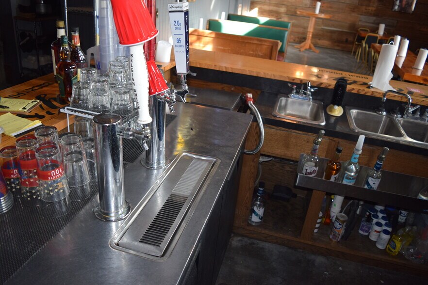 More Photos Of 26192 NE Neosho Rd, Garnett Restaurant For Lease