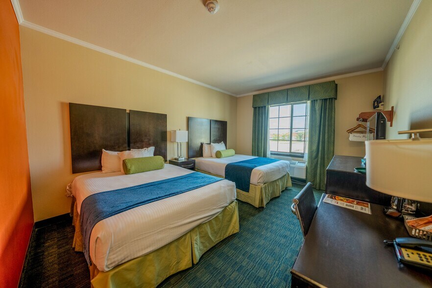 More Photos Of 1306 E Commerce St, San Antonio Hotel For Sale