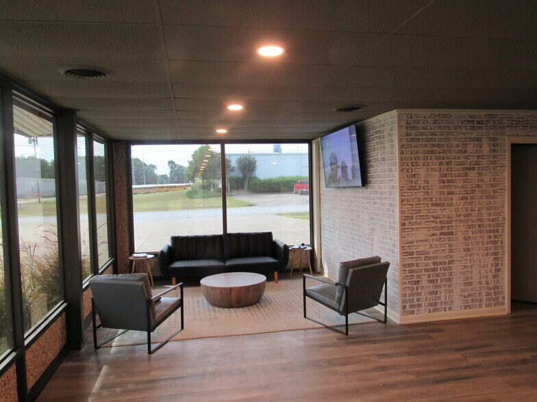 More Photos Of 127 Hemlock St, Columbus Office For Lease