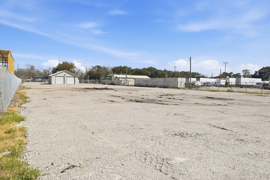 More Photos Of 12115 West Dr, Cypress Land For Lease