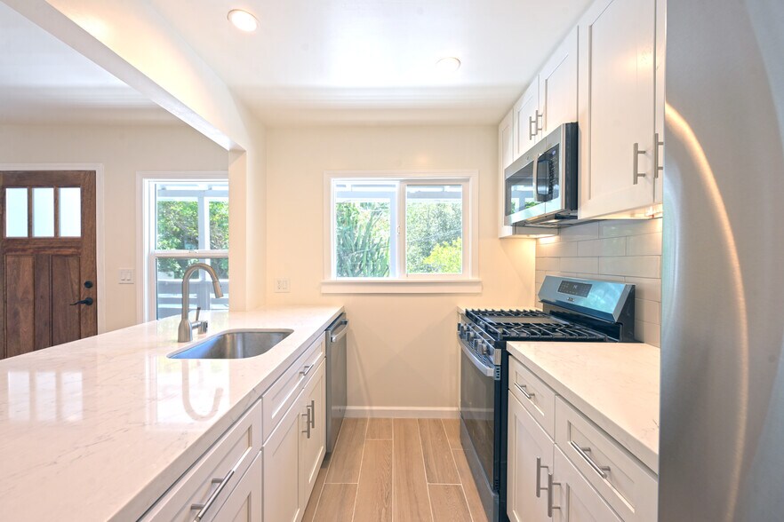 More Photos Of 2592 N Beachwood Dr, Los Angeles Multifamily For Sale