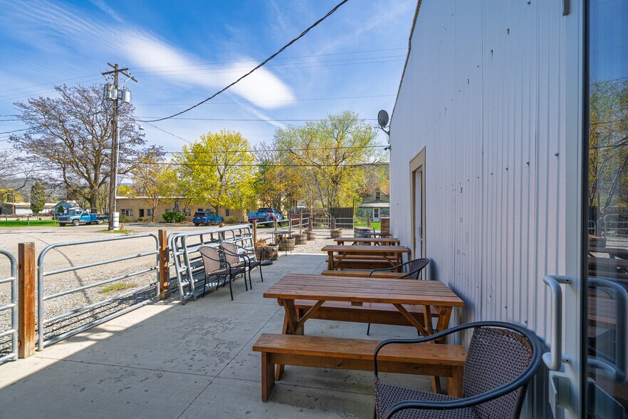 More Photos Of 1307 Main St, Oroville Bar For Sale