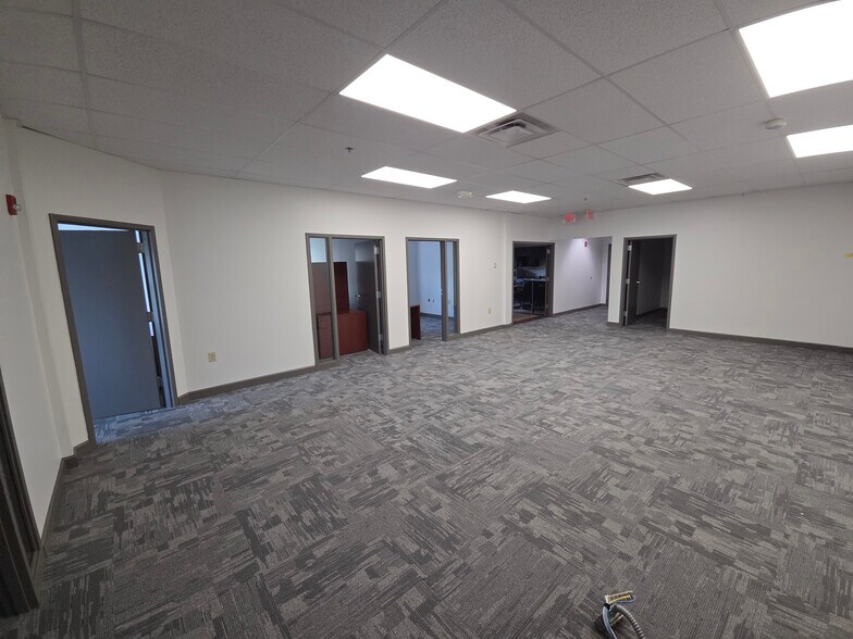 More Photos Of 9482 Wedgewood Blvd, Powell Office For Lease