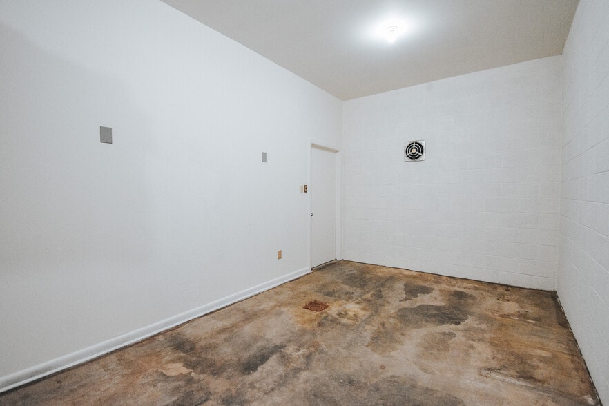 More Photos Of 305 N Laurent St, Victoria Flex For Sale