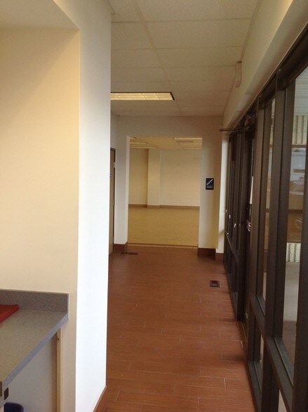 More Photos Of 4550 S Broadway, Englewood Showroom For Lease