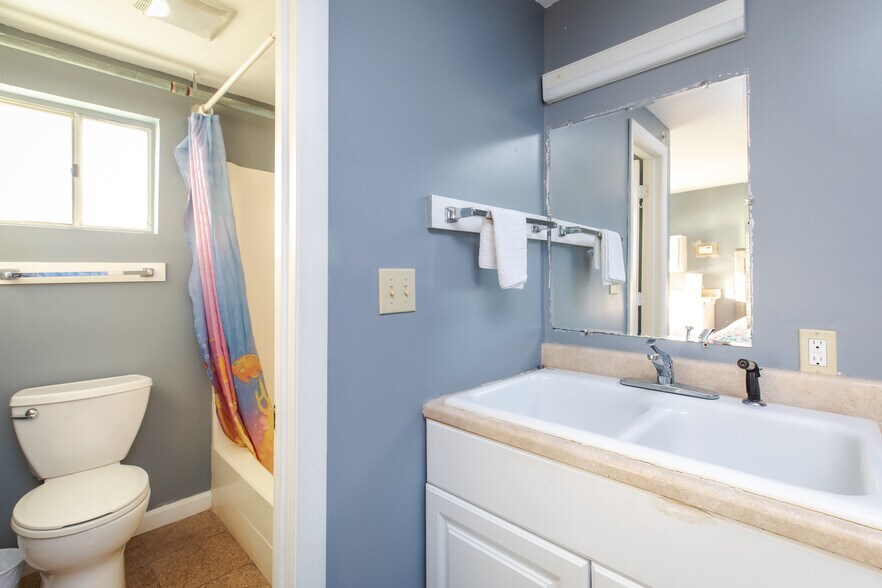 More Photos Of 198 Ashworth Ave, Hampton Hotel For Sale
