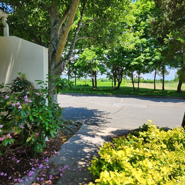 More Photos Of 446 Edwards Ave, Calverton Flex For Lease