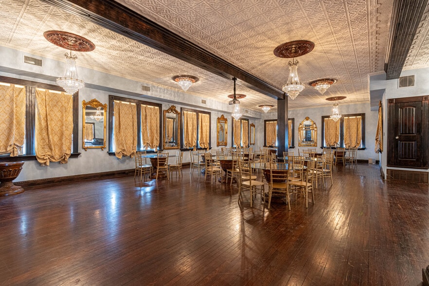 More Photos Of 115 E Commerce St, Mineola Hotel For Sale