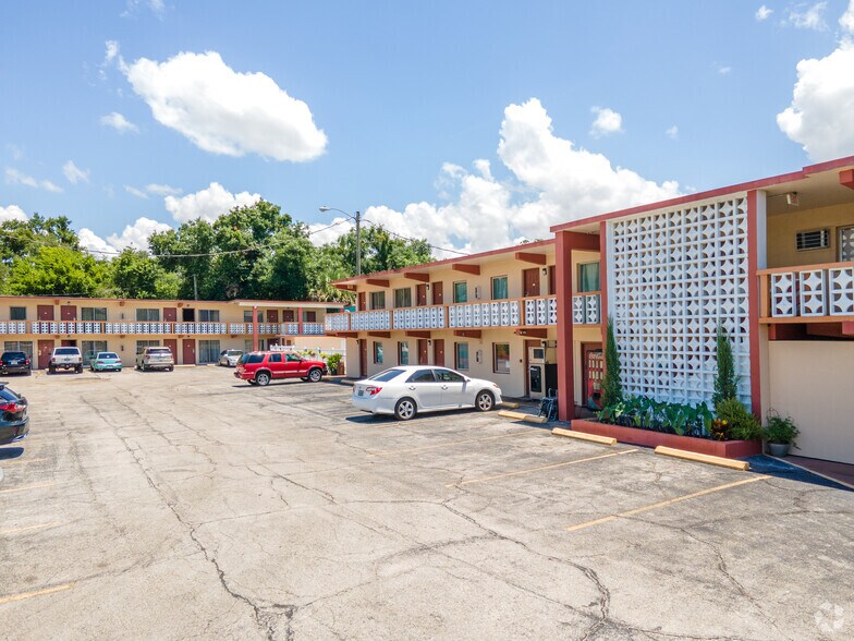 More Photos Of 307 E Vine St, Kissimmee Hotel For Sale
