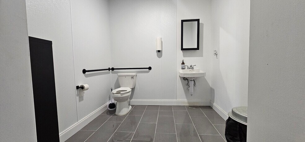 More Photos Of 223 17th St, Virginia Beach Storefront Retail Office For Sale