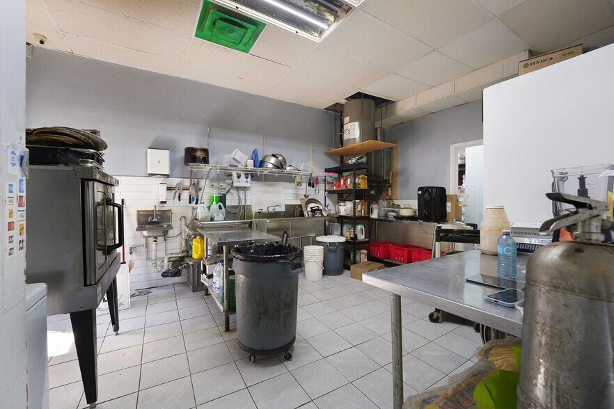 More Photos Of 1705 Wyandotte St W, Windsor Storefront For Sale