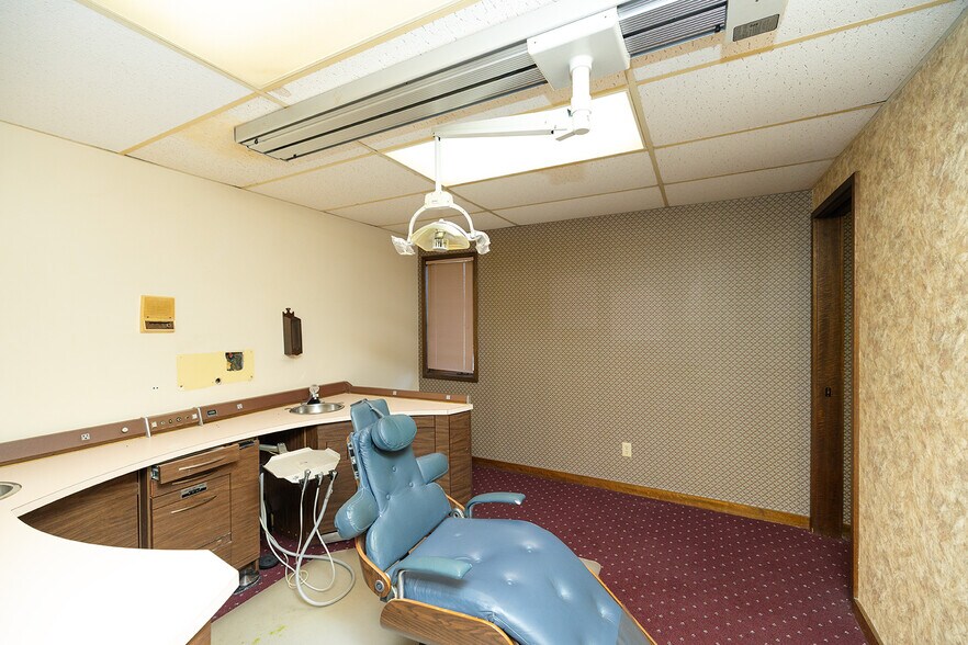 More Photos Of 504 N Poplar St, Peabody Medical For Sale