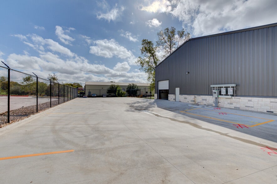 More Photos Of 1600 Dungan Ln, Austin Unknown For Lease