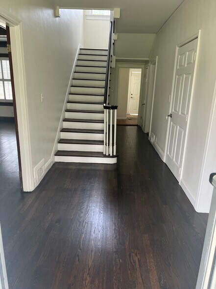 More Photos Of 1202 SE Broad St, Murfreesboro Office Residential For Lease