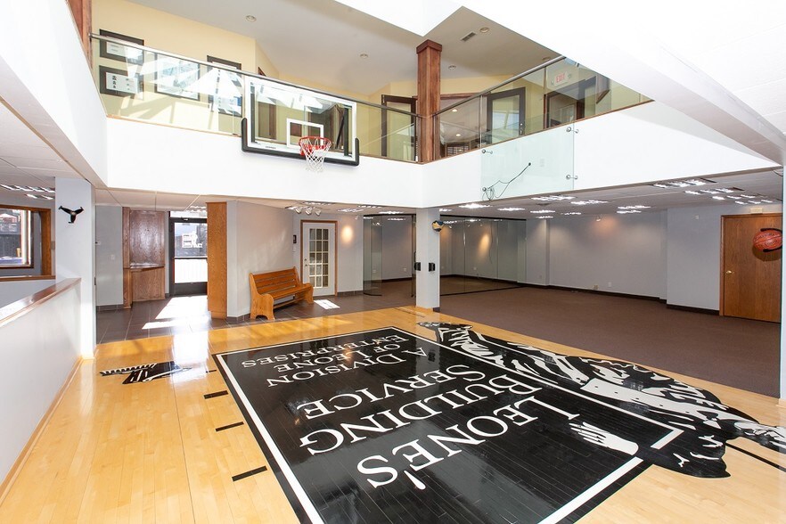 More Photos Of 2040 N Ferry St, Anoka Office For Sale